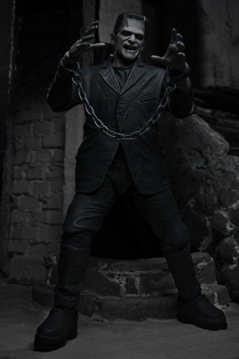 Frankenstein's Monster Universal Monsters Actionfigur Ultimate (Black &amp; White) 18 cm