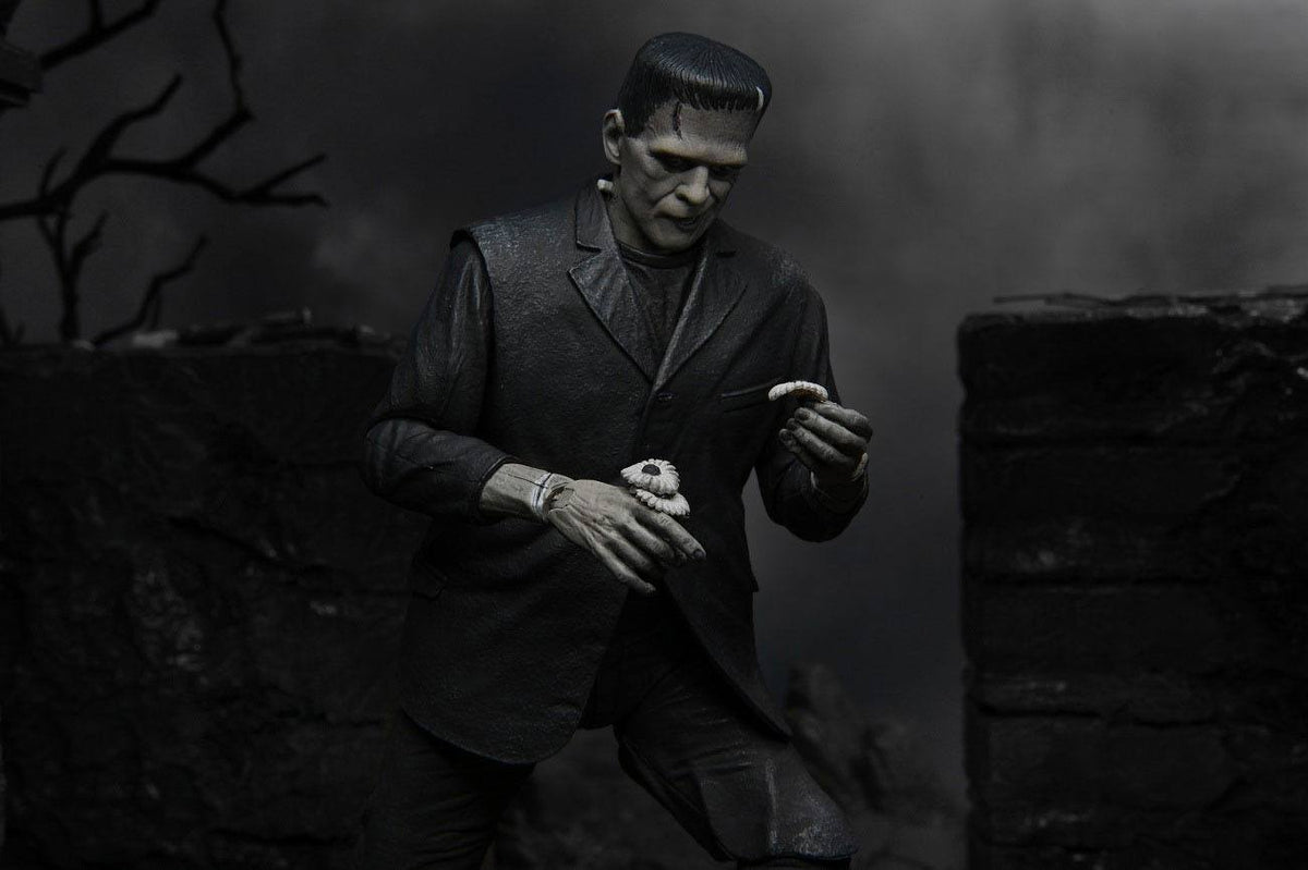 Frankenstein's Monster Universal Monsters Actionfigur Ultimate (Black &amp; White) 18 cm
