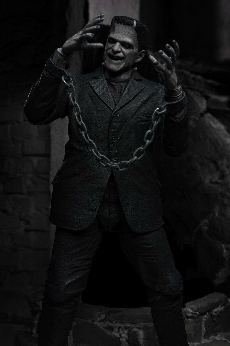 Frankenstein's Monster Universal Monsters Actionfigur Ultimate (Black &amp; White) 18 cm