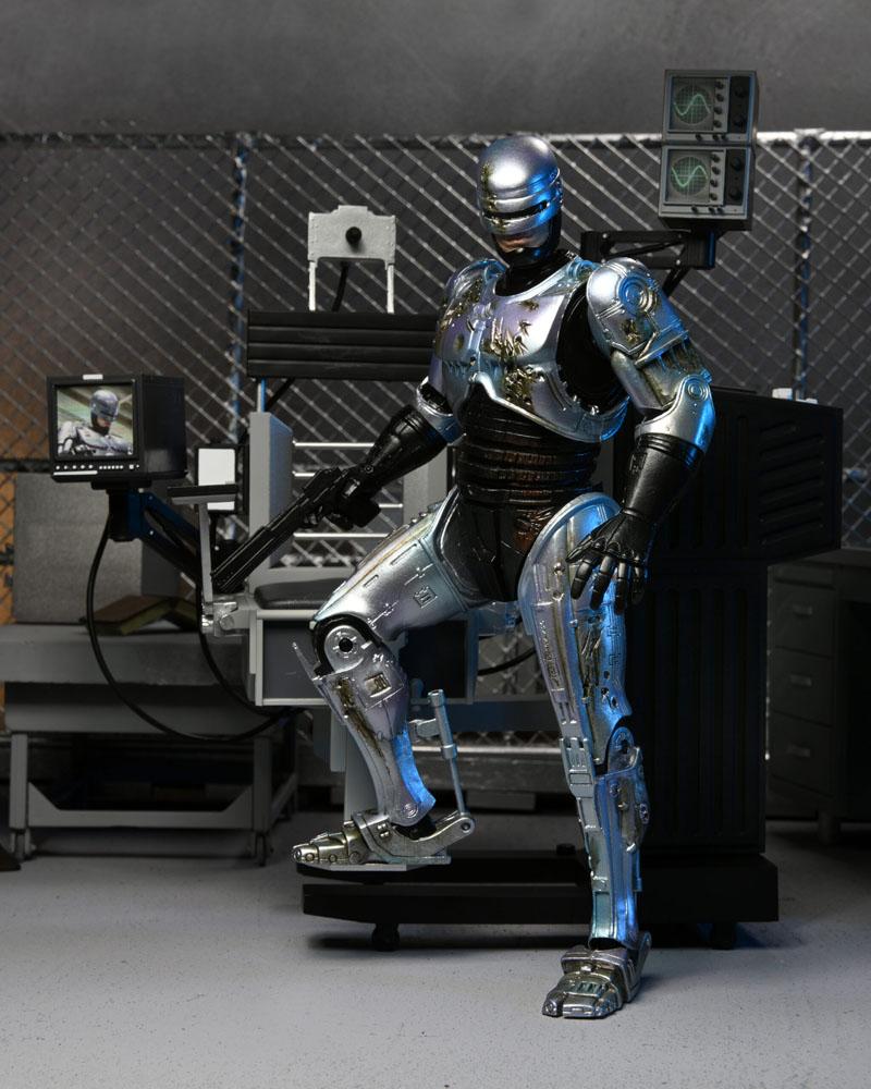 RoboCop Actionfigur Ultimate Battle Damaged RoboCop with Chair 18 cm